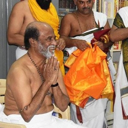 Rajinikanth visits Mantralayam temple.