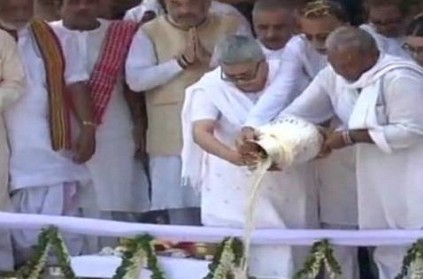 BJP leaders fall into river while immersing former PM Atal Bihari Vajpayee's ashes
