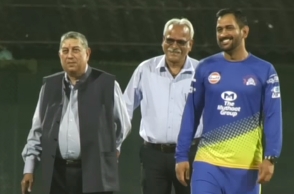 Watch: MS Dhoni having discussion with Srinivasan at Chepauk stadium