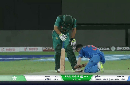 This Photo Of An Indian Cricketer Tying Shoelace Of A Pakistani Player On-Field Is Winning Hearts