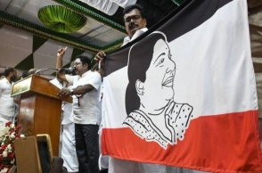 AIADMK moves HC against TTV Dhinakaran’s party over similar party flag