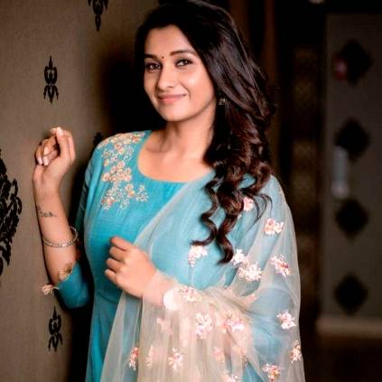 Priya Bhavani Shankar to play as the leading lady in SJ Suryah’s next with Radha Mohan Priya Bhavani Shankar to play as the leading lady in SJ Suryah’s next with Radha Mohan